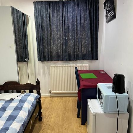 Comfortable Single Bedroom With Free On Site Parking Kingston upon Thames  Esterno foto