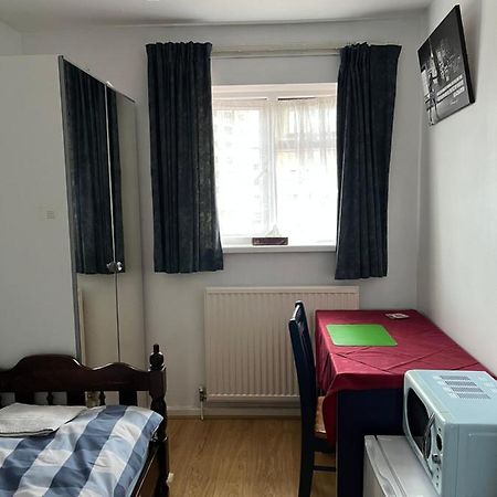 Comfortable Single Bedroom With Free On Site Parking Kingston upon Thames  Esterno foto