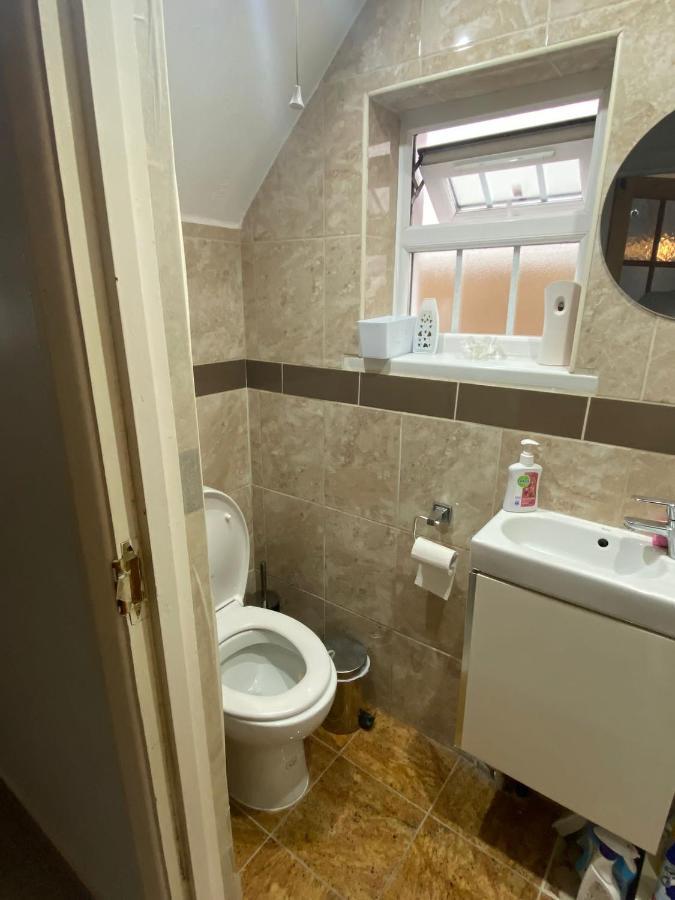 Comfortable Single Bedroom With Free On Site Parking Kingston upon Thames  Esterno foto