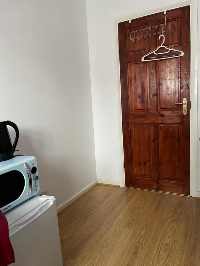 Comfortable Single Bedroom With Free On Site Parking Kingston upon Thames  Esterno foto